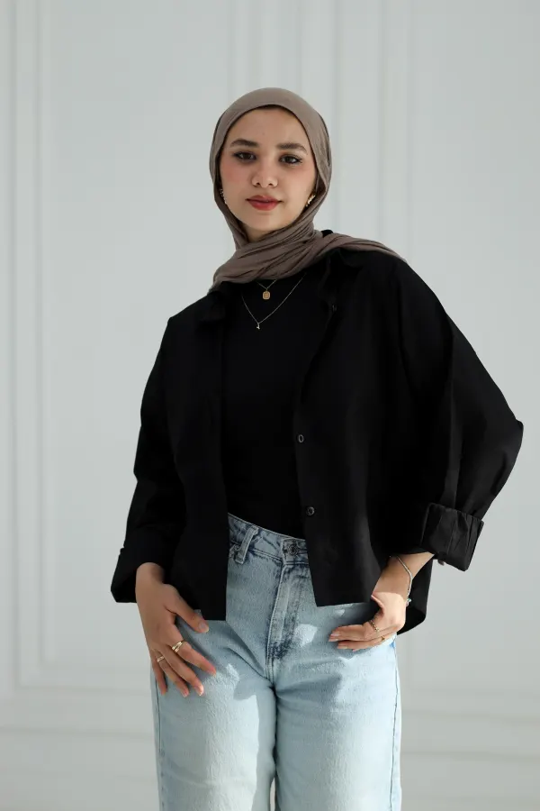Black cropped shirt