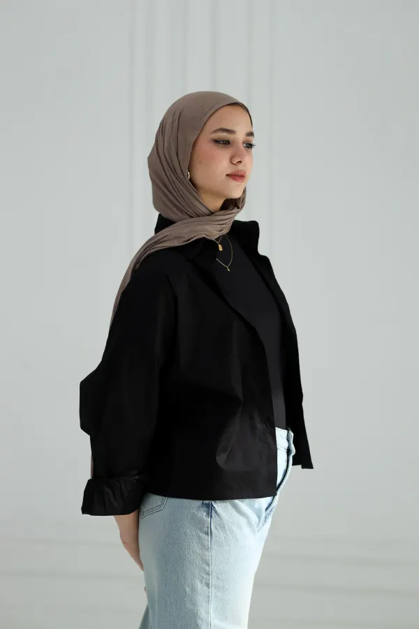 Black cropped shirt